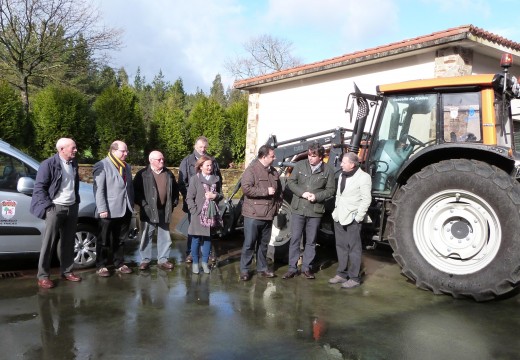 A Deputación fai entrega dun tractor e unha furgoneta ao concello de Frades por valor de 117.000 euros